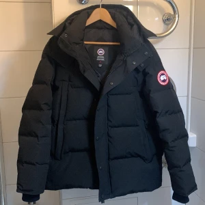 Canada Goose Wyndham  - Säljer en Canada goose jacka då det finns kvitto och päls som ingår med och jackan är i nyskick då den bara är använd ett antal gånger. Storlek L på jackan men passar även M.  Nypris 10 200 kr, för flera bilder är det att skriva 