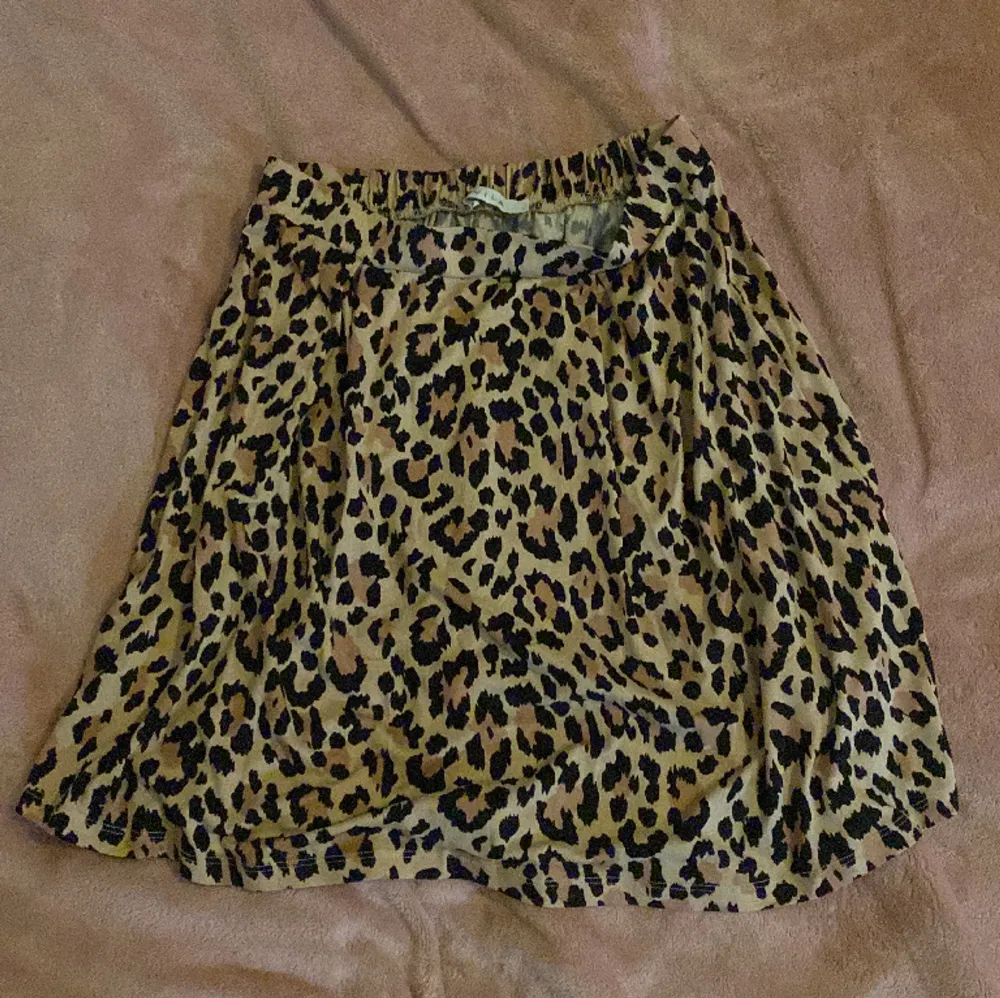 Super fin leopard kjol från Vila. Klickade hem den och har använt endast en gång. Super skön och bekväm kjol! Storlek M men passar även S. . Kjolar.