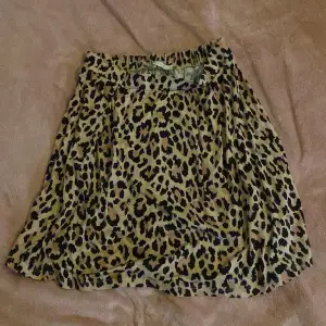 Super fin leopard kjol från Vila. Klickade hem den och har använt endast en gång. Super skön och bekväm kjol! Storlek M men passar även S. 