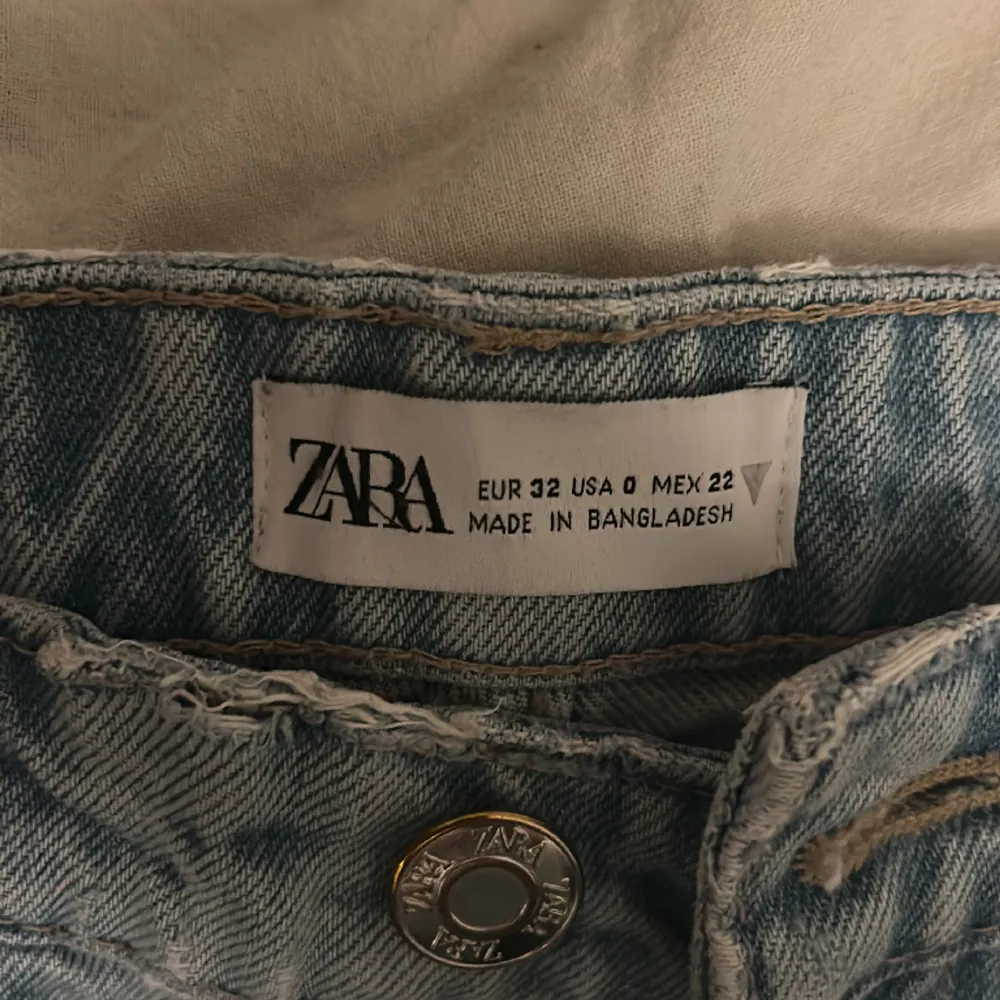 Ljusblå midwaist jeans från zara! Bra skick inte mycket använda, skriv om du har frågor! Tryck på köp nu!. Jeans & Byxor.