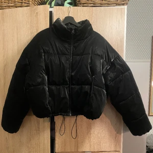 Glansig jacka - Glansig pufferjacka från hm, materialet är mer en känsla av gummi än plastig vilket gör att vattnet rinner av från jackan och inte suger åt. Storlek XL men liten i storleken så funkar på en M om man vill ha lite oversised. 