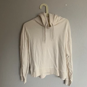 Vit hoodie🤍 - Vit hoodie i storlek S🤍 Köparen står för frakten🥰