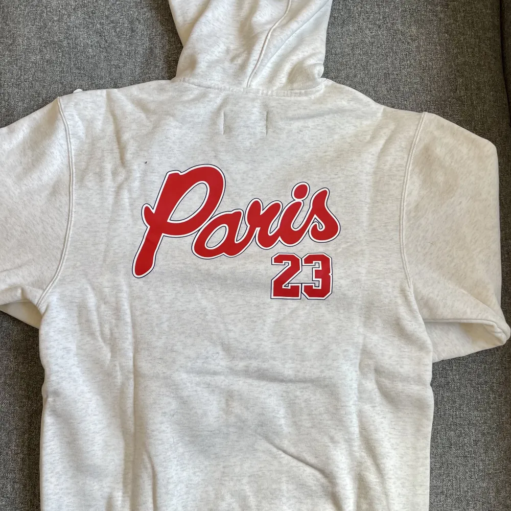 Ljus hoodie original Paris Saint Germain 23 från Air Jordan, Nike shop. Helt oanvänd - taggen kvar. Nypris 899:-.  Det finns 2 stycken. 700:- vid köp av båda. . Hoodies.