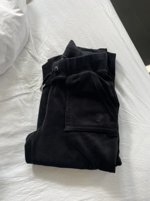 Juciy byxor - Jag säljer nu dessa superfina svarta juciy byxor💗 säljer då de inte kommer de till användning länge då de är förstora💗 fint skick💗 skriv för fler bilder💗