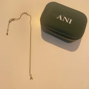 Halsband Ani Jewels - Halsband med bokstaven A från Ani Jewels. Köpt för 700kr. Säljer pga har köpt en annan bokstav istället 💗