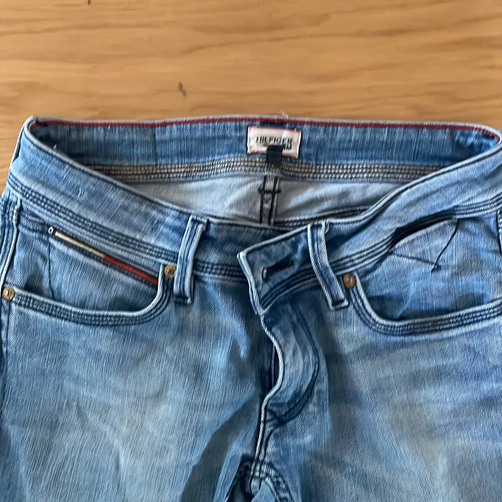 Sååå snygga jeans från Tommy hilfiger. Strl 25/32 i jättebra skick.  Passar tyvärr inte längre mig  i storlek. . Jeans & Byxor.