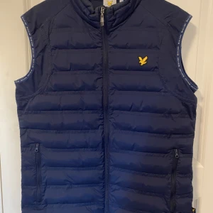 Väst - Jätte fin lyle & skott väst i storlek M, knappt använd då jag fick den som en present. Mer bilder finns och priset går att diskutera vid snabb affär.
