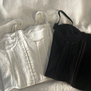 Korsett - Vit & svart korsett från shein i storlek xs, endast använda nån gång! De säljs enskilt för 50kr/st, nypris är 159kr/st så detta är ett redigt kap 😋💕