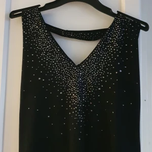 Nyårsklänning  - Halterneck, v-ringad, svart-glittrig klänning. Nyårsklänning? 