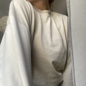 Swetshirt  - Säljer denna jätte mysiga tröja perfekt för myskväll, säljer då den inte kommer till användning💗 använd få gånger och är väldigt mjuk fortfarande!  