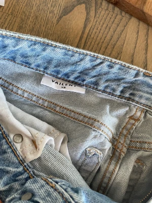 Vailent byxor  - Säljer mina ljusblå jeans för dom inte passar mig längre. Bra skick. Använda. Pris kan diskuteras.