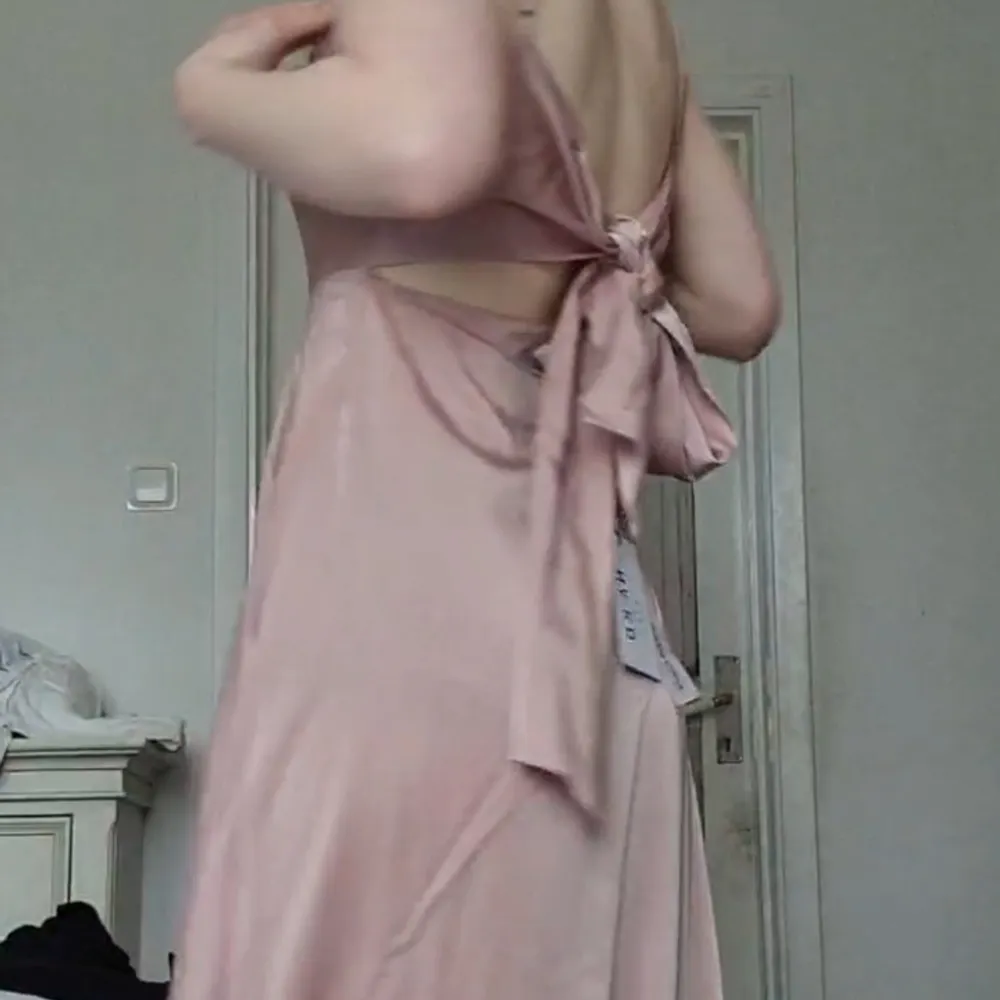 En nyskick balklänning från nakd, endast användn en gång (ursäktar kvaliten på bilderna :/).  . Klänningar.