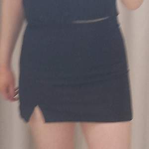 En vacker oanvänd kjol med prislappkvar!finns en dragkjeda på höger sida, finns bild om så önskas😊. Säljs då den är för tajt. Ursprungs pris 199 kr