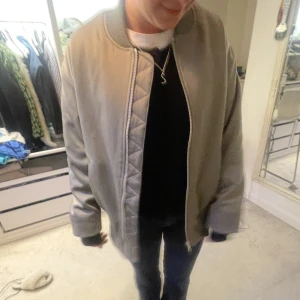 Hm bomberjacka  - Säljer denna trendiga bomberjacka från hm som är slutsåld!!