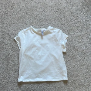 Baströja - Använd typ en gång så i bra skick! Säljer då den inte används! Den är lite genomskinlig men inte mycket! Skriv för intresse! Köpare står för frakten.