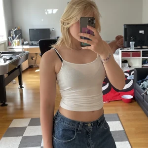 4st linnen - 4st linnen kan köpas separat eller ihop. Jag har 2 svarta, 1 grön och 1 vit kvar. Ett linne kostar: 20, 2st kostar: 35, 3st kostar: 45 och alla för 50kr. Frakten ändras beroende på hur många du ska köpa.😁