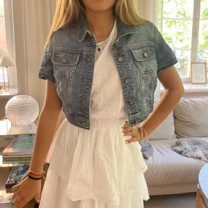 Kort jeansjacka😁 - Sååå fin jeans bolero, i fint skick och storlek S💖
