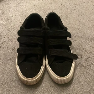 Svarta ”mocka” skor - Svarta ”mocka” skor i bra skick, använda fåtal gånger💗 