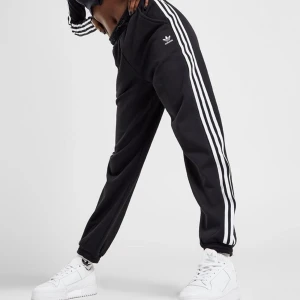Adidas byxor  - Äkta Adidasbyxor som är snygg och rörliga i. Byxor är i väldigt bra skick. Säljer pågrund av att de inte passar mig längre.