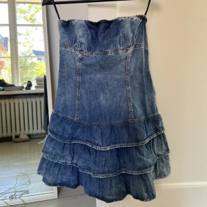 Volangklänning - Sååå snygg volangklänning i storlek S, tyvärr för stor för mig så har ej bild på. Rakt över högst upp: 32 cm, längd: 65,5 cm. Möts upp på Östermalm eller fraktar. BUD PÅ 250