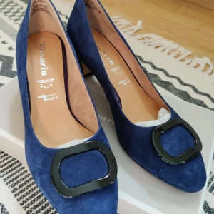 Pumps - Färg: marinblå.   Mycket bra skick/som ny (endast provad i huset) Yttermaterial: textil Storlek: 41 * * * Avhämtning i Askersund. Pris kan förhandlas.