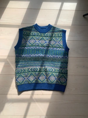 Stickad Väst Yoke - Stickad väst från Yoke köpt från Junkyard, är strl S men sitter som en M endast använd typ 4 gånger 