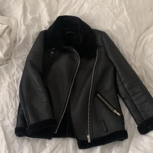 Zara jacka🌟 - En svart jacka med foder från Zara i storlek xs, men skulle nog säga att den passar s/m också ☺️ Den är köpt secondhand så fick aldrig med skärpet, därav priset ✨ Katt finns i hemmet !  Ej frakt! 