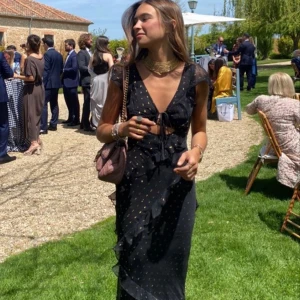 Volangklänning från asos - Säljer nu min jättefina klänning från asos som har trendat på TikTok o pintarest🖤🖤. Jag är 163 och bär storleken 34. Den sitter så fint och är ganska lång, så den sitter jättefint över benen. Pris går att diskutera🥂💓💓💓💘