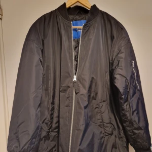 Lång bomberjacka - Helt ny, oanvänd. Lång modell bomberjacka.