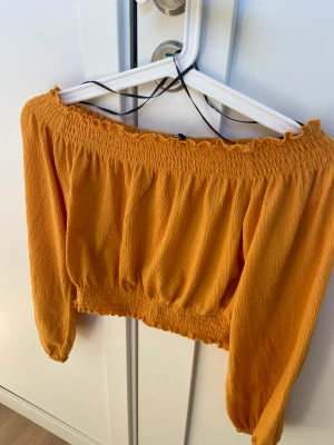 Gul sommartopp - Croppad Tröja från divided hm i bra skick. Man kan ha ärmarna på axlarna och på sidan.