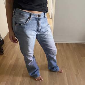 Snygga jeans från wrangler, köpta second hand av mig, jag på bilden är en storlek s.  Hör av dig om du har frågor!!