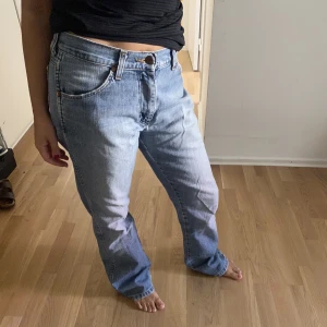 Jeans från wrangler - Snygga jeans från wrangler, köpta second hand av mig, jag på bilden är en storlek s.  Hör av dig om du har frågor!!