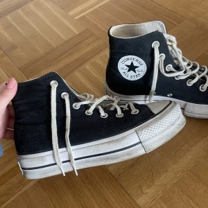 Converse  - Snyggaste skorna! Storlek 37.5, dem är använda och ena skosnöret är trasigt men går fortfarande att knyta😅 