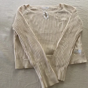 Odd Molly stickad tröja med slit baktill - Odd Molly stickad tröja med slit baktill.  Strl 2. Beige.