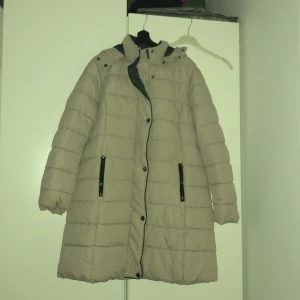 Jacka - Säljer den för den blivit alldeles för stor   Storlek 44 Stänger ute kyla  Den är beige/grå Använd endast 2 gånger  Köpte de för 500 men lägger 400 sen kan man få billigare