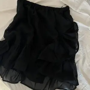 Säljer denna svarta volang kjolen, storlek 34, knappt använd, bra skick, säljer för 40kr + frakt 😁