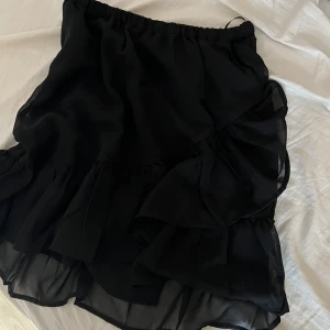 Kjol - Säljer denna svarta volang kjolen, storlek 34, knappt använd, bra skick, säljer för 40kr + frakt 😁