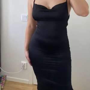 Svart klänning - Fin klänning med snörning i ryggen, endast provad aldrig använd