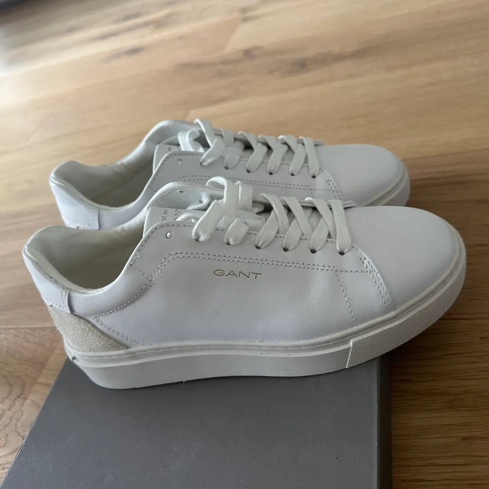 Vita Gant julice sneakers storlek 37! Helt nya och oanvända. Nypris 1600, säljer för 800💞. Skor.