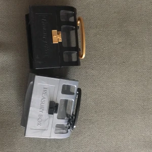 Treasury box - Säljer nu mina 2 treasury boxes där man bland annat kan förvara mynt och pengar sedlar. Perfekt för förvaring och väldigt enkelt att bära. Väldigt sällsynta. Köptes för 200kr/styck. Säljer båda för 249kr.