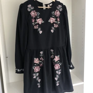 Klänning  - Superfin klänning med broderier. Knappt använd. 