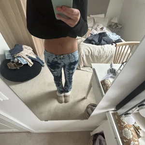 Coola lågmidjade jeans - Säljer dessa sjukt coola lågmidjade jeans!! Passar mig i längden som är 170