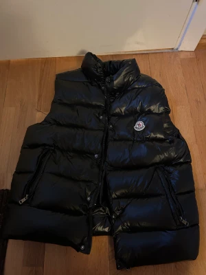 moncler - säljer min väst då jag har så många. den är knappt använd. det är storlek L men sitter som en M
