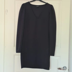 Svart klänning - Svart tajt klänning. Knappt använd.