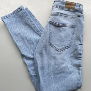 Girlfriend jeans - Ljusa jeans från Cubus i girlfriend-modell (Gigi). Superfina nu till våren/sommaren men har tyvärr blivit för små för mig.