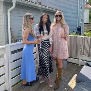 Klänning - Säljer den här superfina blommiga klänningen från H&M. Strl XL men betydligt mindre och passar mig som har strl S ❤️