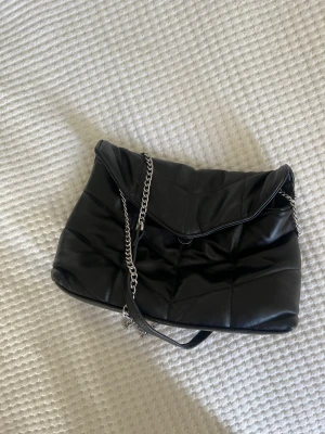 Väska  - Väska från Vero Moda. Perfekt storlek. Finns några märken inuti, men hel. 