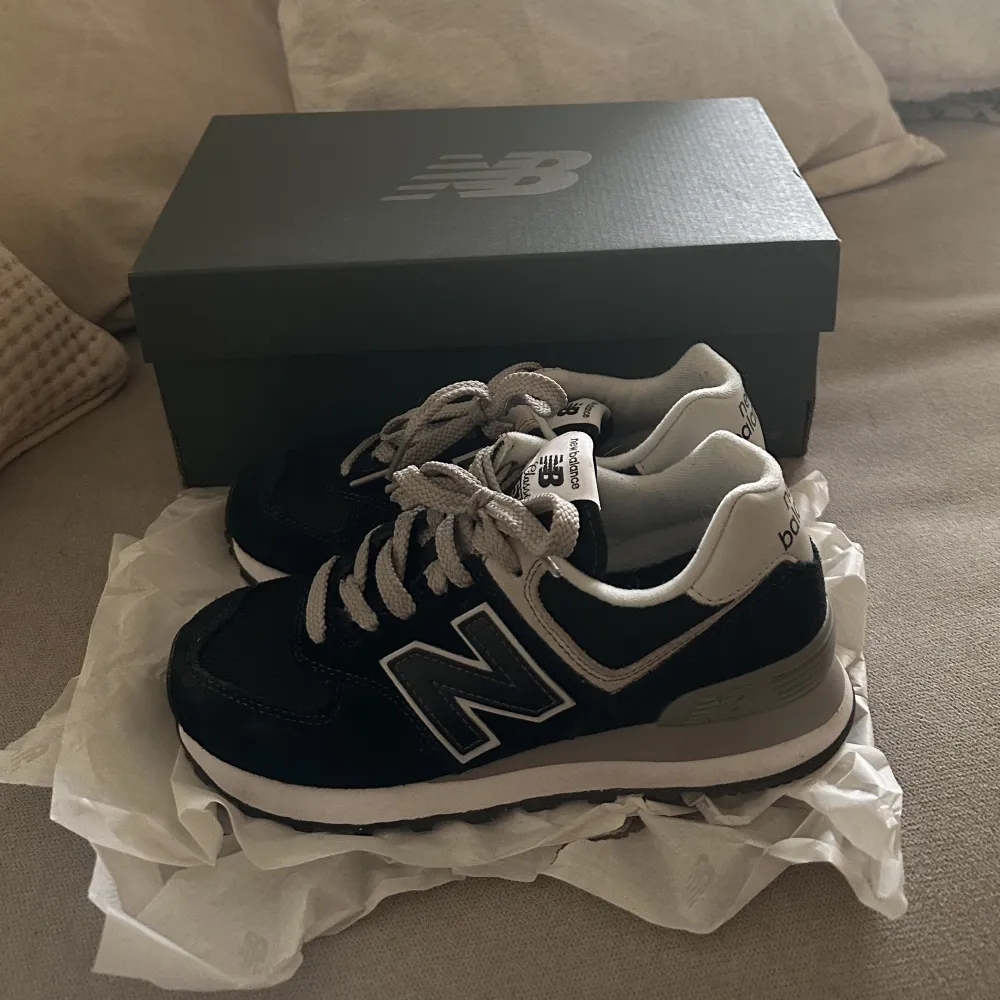 New Balance skor köpta på ASOS. Storlek 35. Använt 2 gånger.. Skor.