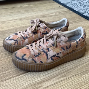 Puma Fenty Camo - Rihannas märke Fenty collab med Puma, storlek 38.5 (se sista bilden för specifika mått). Kan mötas upp i Linköping eller skicka på posten!