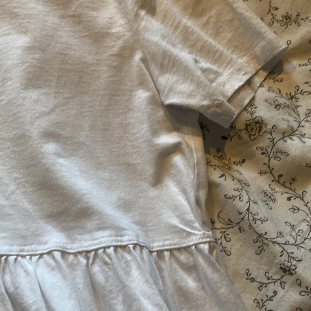 En jätte gullig tröja från lager 157, anvönd Max 2 ggr och köpt för 60 kr säljs för 40 kr plus frakt💖💖. T-shirts.